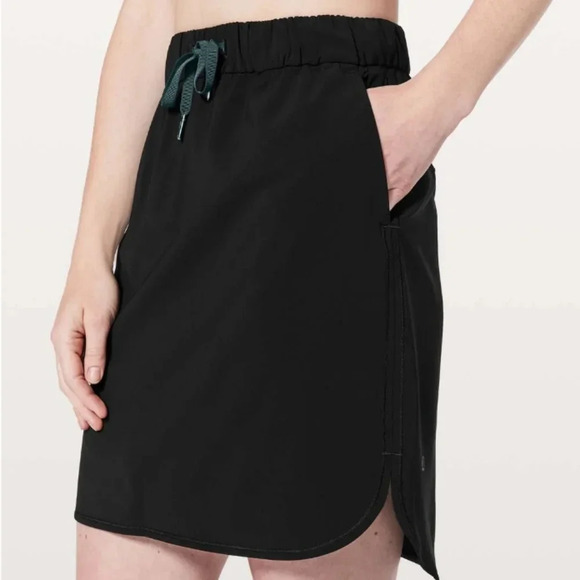 lululemon athletica Dresses & Skirts - LULULEMON  On The Fly Skirt, black, size 6